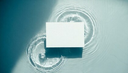 水に浮いたシンプルなメッセージカード