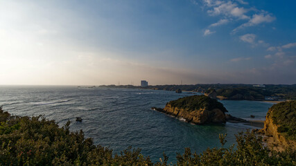朝日を浴びる種子島宇宙センターがある海岸