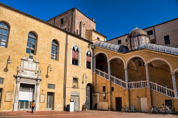 ferrara, italien - alter palazzo mit renaissance prunktreppe