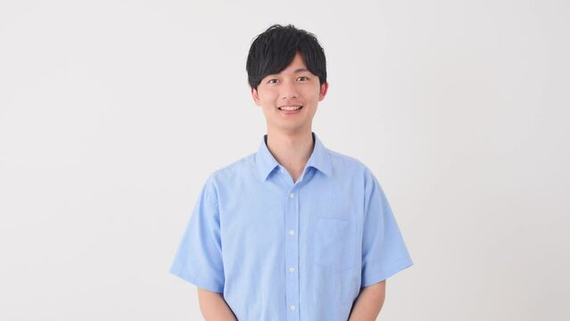 お辞儀する男性　白背景　カメラ目線