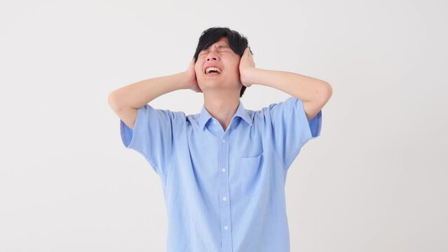 耳を塞ぐ男性　白背景