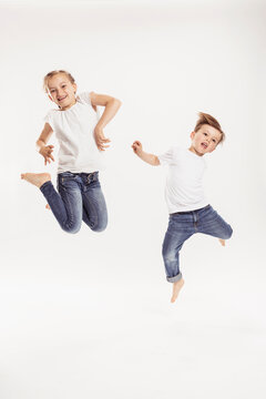 Studioportrait Geschwister in Jeans