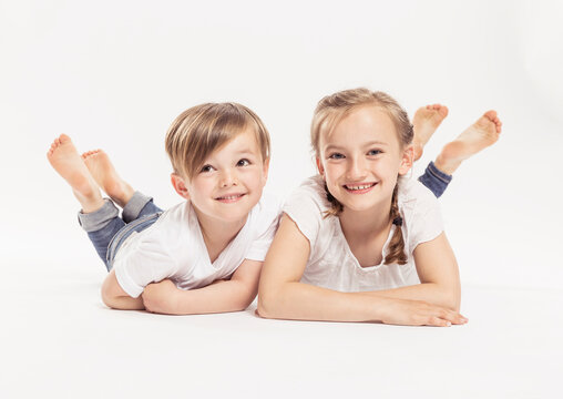Studioportrait Geschwister in Jeans