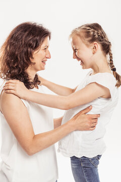 Studioportrait Mutter Kind gegensitig anschauen barfuss in Jeans 