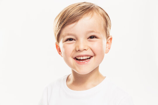 Studioportrait Junge der lacht