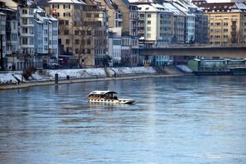 Rheinfähre in Basel im Winter