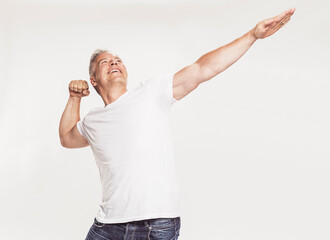 Studioportrait best ager Mann in Jeans lustig