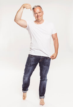 Studioportrait best ager Mann in Jeans lustig