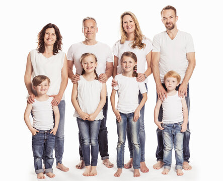 Studioportrait Gruppe Familien barfuss in Jeans 