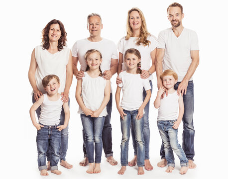Studioportrait Gruppe Familien barfuss in Jeans 