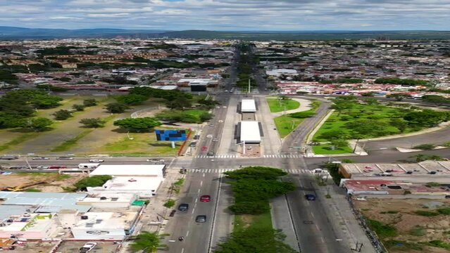 Time-Warping Skies: Vertical Hyperlapse on Lazaro Cardenas Avenue, Guadalajara