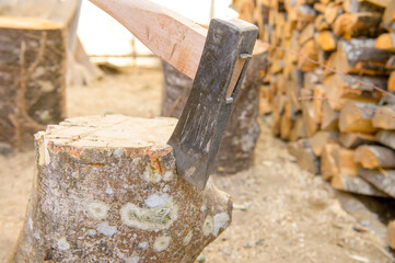 薪作りの斧と薪割り台