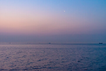 夜明けの空の月と海の船20210310-3