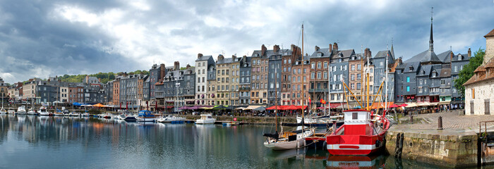 Honfleur, Hafenbecken mit Fachwerkhäusern und Fischerbooten, Panorama