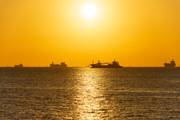 照る朝の太陽と水平線と船たち20201025