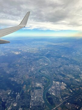 Blick aus dem Flugzeug auf den Rhein zwischen Leverkusen und Köln, Mülheim, Nordrhein-Westfalen, Deutschland