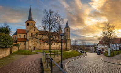 Herbstliche Ansicht der St. Godehard-Kirche in Hildesheim mit einem bunten Sonnenuntergang,...