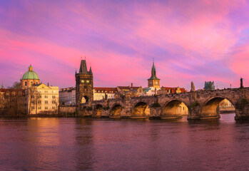 Fototapeta na wymiar Buntes Panoramabild von der Karlsbrücke (Charles Bridge) in Prag bei Sonnenuntergang.