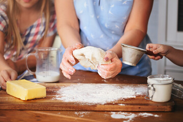 Obraz na płótnie Canvas woman preparing dough