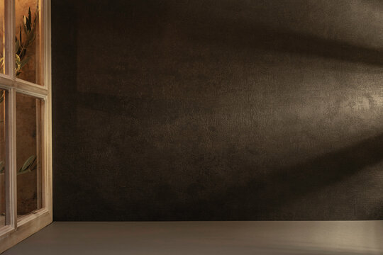 Panorama de fond d'un mur noir avec un support gris pour création d'arrière plan. Panoramique avec jeu d'ombre et de lumière du soleil à travers une fenêtre.	