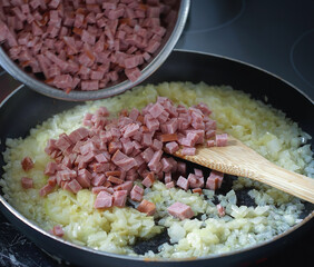 speck und zwiebel in bratpfanne 