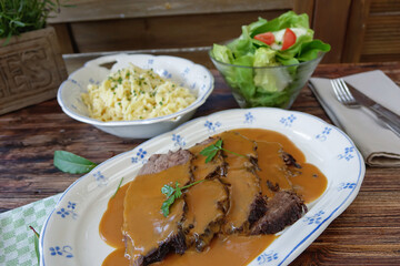 sauerbraten rinderbraten aufgeschnitten schön angerichtet 