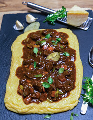 gulasch auf polenta angerichtet