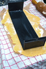 Teig mit nudelholz in bearbeitung 