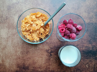 Cornflakes mit Himbeeren und Milch