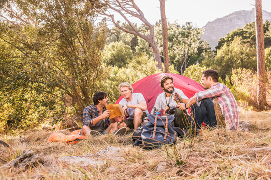 Freunde beim Campingtrip im Wald, Kapstadt, S&uuml;dafrika
