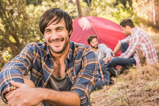 Freunde beim Campingtrip im Wald, Kapstadt, S&uuml;dafrika