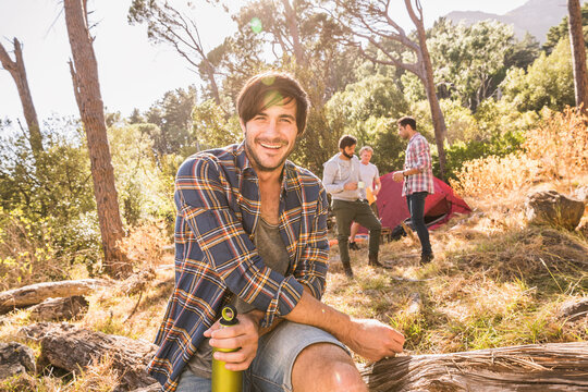Freunde beim Campingtrip im Wald, Kapstadt, S&uuml;dafrika
