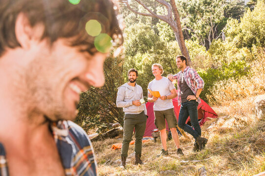 Freunde beim Campingtrip im Wald, Kapstadt, S&uuml;dafrika