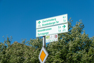 Fahrradwegweiser im Bezirk Berlin Mitte © hkama