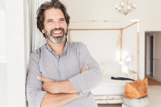 Portrait best ager Mann allein auf Gesch&auml;ftsreise im Hotelzimmer, Kapstadt, S&uuml;dafrika