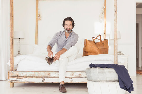 Portrait best ager Mann allein auf Gesch&auml;ftsreise im Hotelzimmer, Kapstadt, S&uuml;dafrika