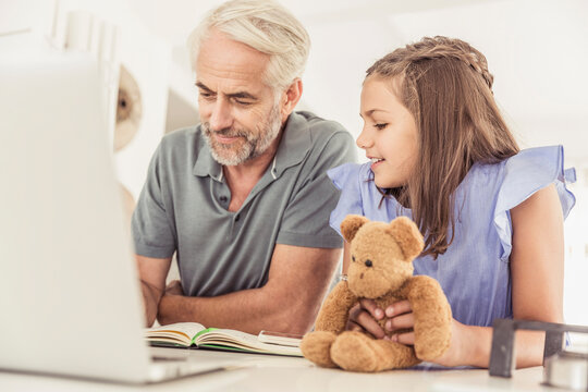 Vater und Tochter gemeinsam in K&uuml;che am Laptop, Kapstadt, S&uuml;dafrika