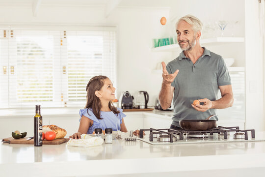 Vater und Tochter bereiten gesundes Essen gemeinsam in K&uuml;che, Kapstadt, S&uuml;dafrika