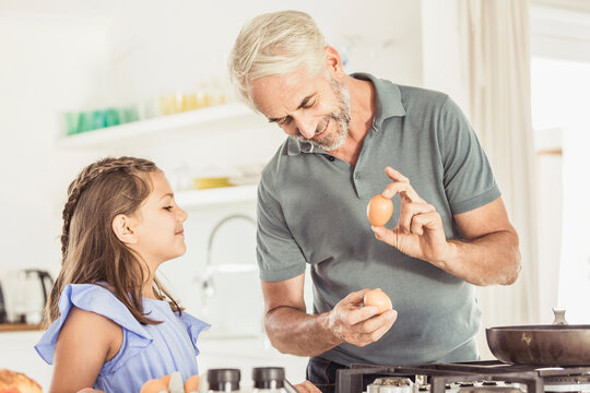 Vater und Tochter bereiten gesundes Essen gemeinsam in K&uuml;che, Kapstadt, S&uuml;dafrika