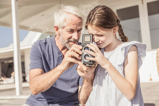 Mann mit Enkelin am Strandhaus bei Sonnenuntergang, Kapstadt, S&uuml;dafrika 