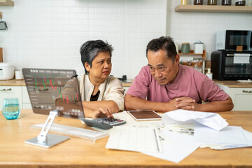 Obraz premium Senior couple learning about new technology, Active modern life after retirement