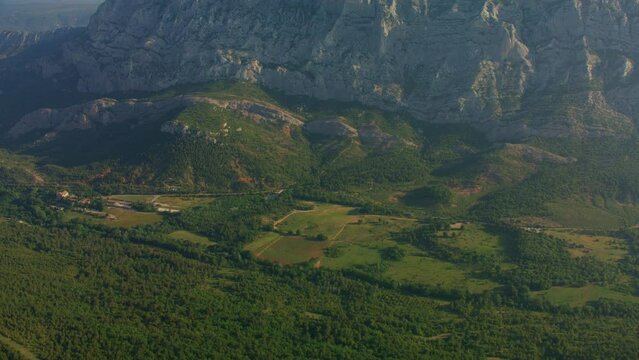 vue a&eacute;rienne drone montagne sainte victoire