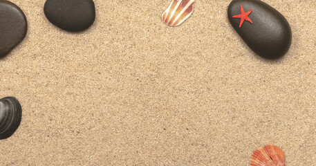 Vue d'une plage de sable fin avec des galets et des coquillages pour création d'arrière- plan.