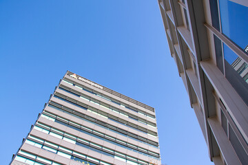 edificio de negocios recibiendo la luz del sol