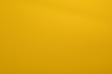 Panorama de fond uni en papier couleur jaune vif pour création d'arrière plan.	