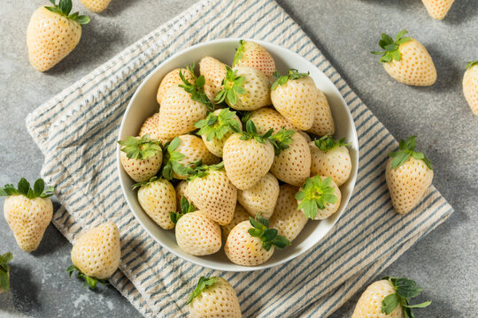 Organic Raw White Pineberry Strawberry