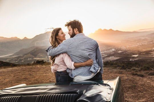Paar Ausflug mit Ford Mustang am Abend, Franschhoek, S&uuml;dafrika