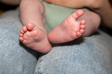 petits pieds de bébé - obrazy, fototapety, plakaty