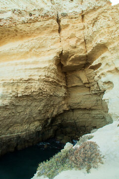 Entrada a la cueva de Las Palomas en Las Negras, Almería, España. Cueva litoral afectada por la erosión marina en las costas de cabo de Gata en el mar Mediterráneo. © AngelLuis