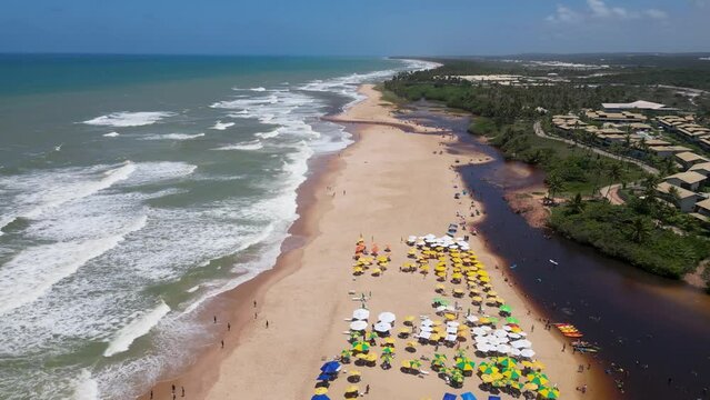 Praia de Imbassai, litoral Norte, encontro rio com o mar.